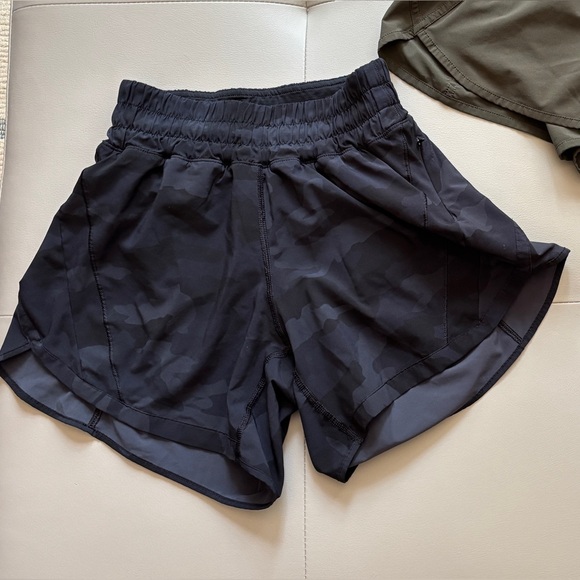 Lululemon Track That Short 5" Heritage 365 Camo Deep Coal Multi, Size 4 - Picture 4 of 8